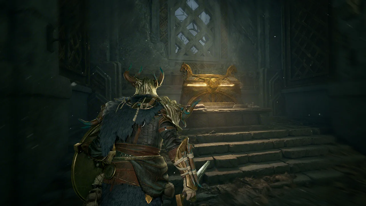 Mistfall Hunter gameplay: third-person combat against a monster in a foggy forest, with the health bar and skill bar visible